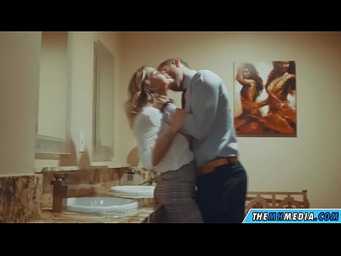 ❤️ Büyük memeli bir sarışın seni umumi tuvalette baştan çıkardığında ❌ Porno fb bizde ☑